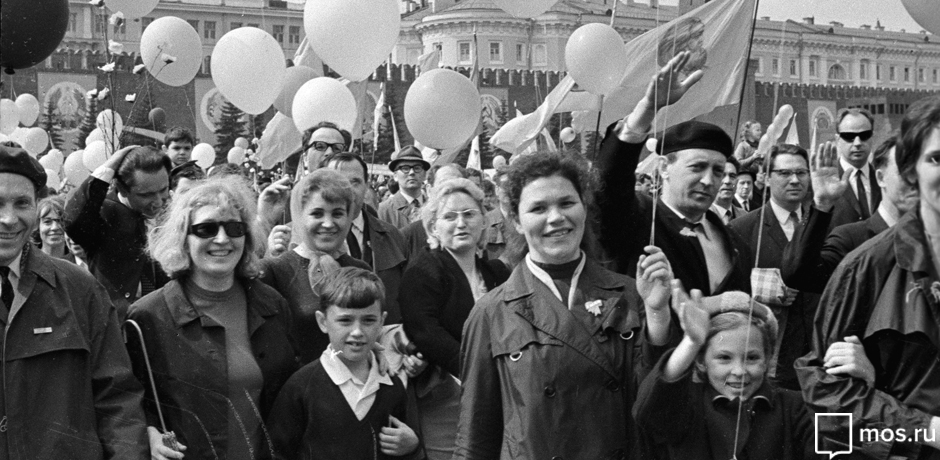 Колонна демонстрантов на Красной площади в день празднования 1-го мая. Автор &ndash; В. Егоров. Дата съемки &ndash; 01.05.1969 г. Архивный фонд города Москвы